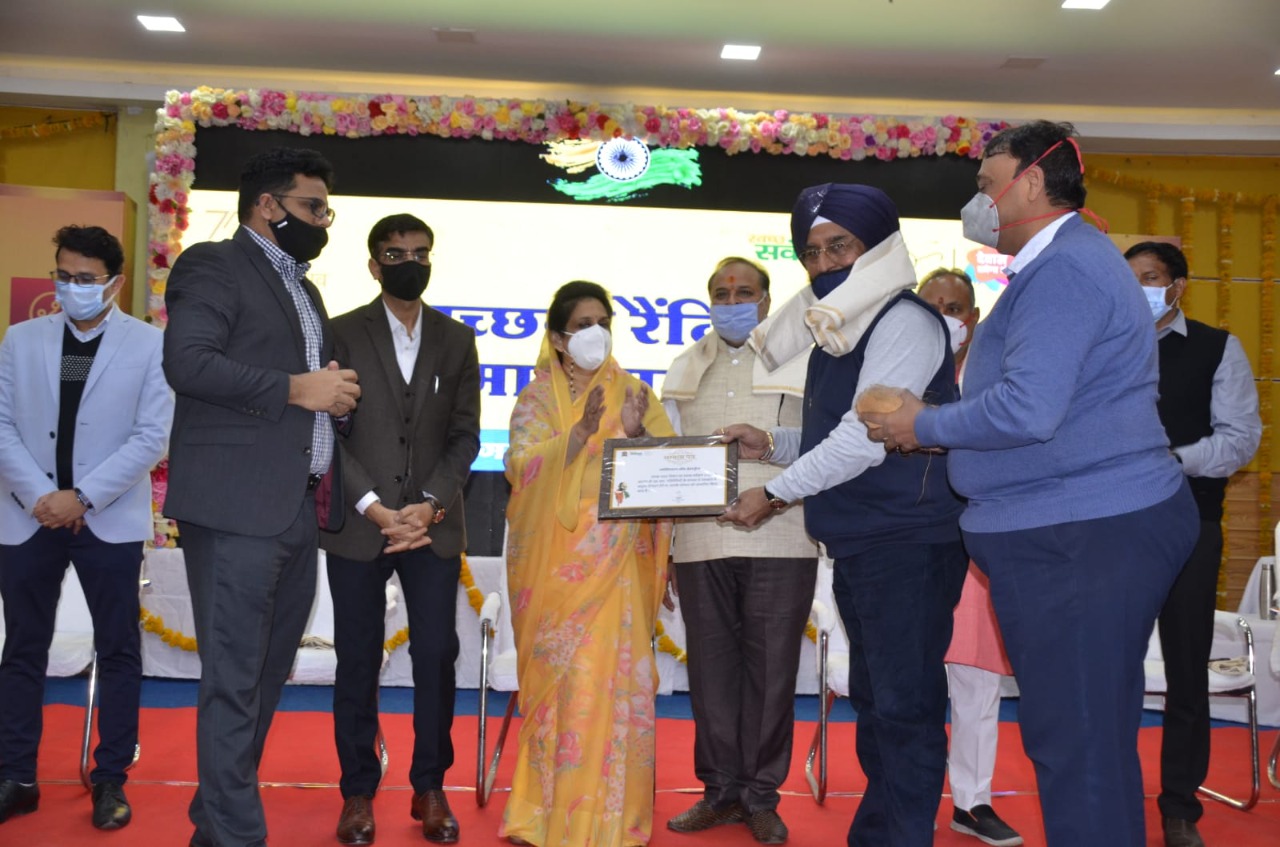 स्वच्छता रैंकिंग प्रतियोगीता में विजेताओं को दिया नगर निगम ने सम्मान