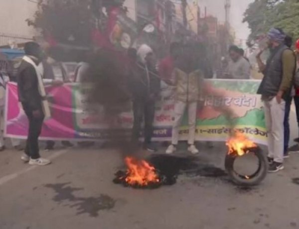 बिहार में दिखा छात्रों के बंद का असर, रास्ते जाम कर जलाए टायर