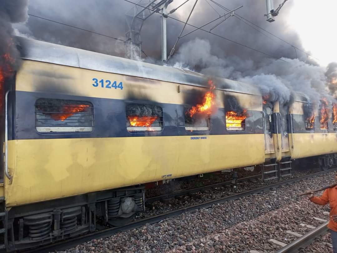 सहारनपुर से दिल्ली जा रही पैसेंजर ट्रेन के कोच में लगी भीषण आग, मची चीख-पुकार 