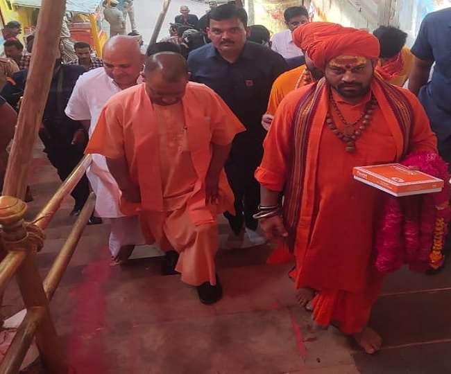  अयोध्या में सीएम योगी की बड़ी घोषणा, मठ-मंदिरों से नहीं वसूला जाएगा टैक्स