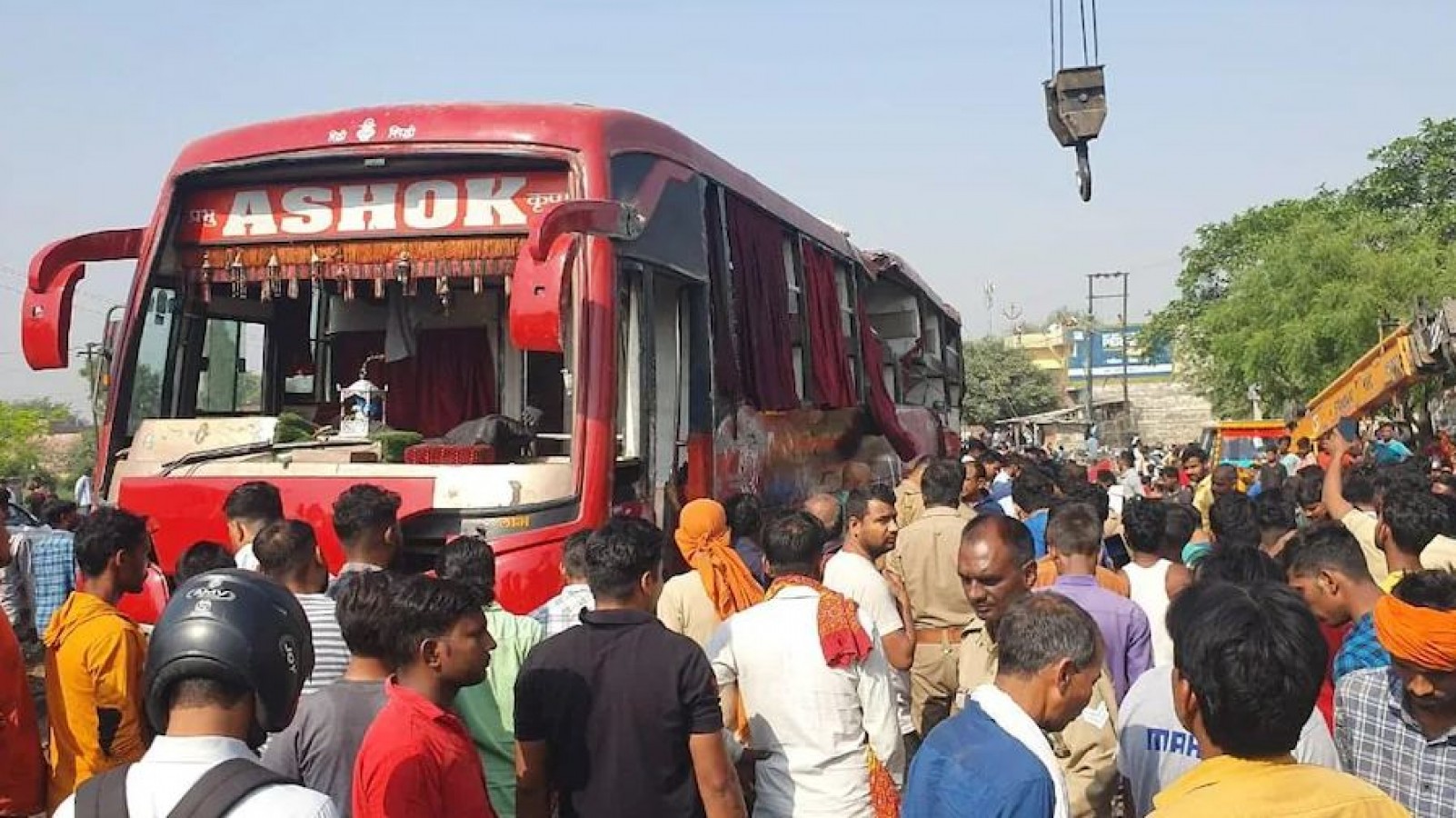  अयोध्या में नेशनल हाईवे पर पलटी यात्री बस, तीन की मौत