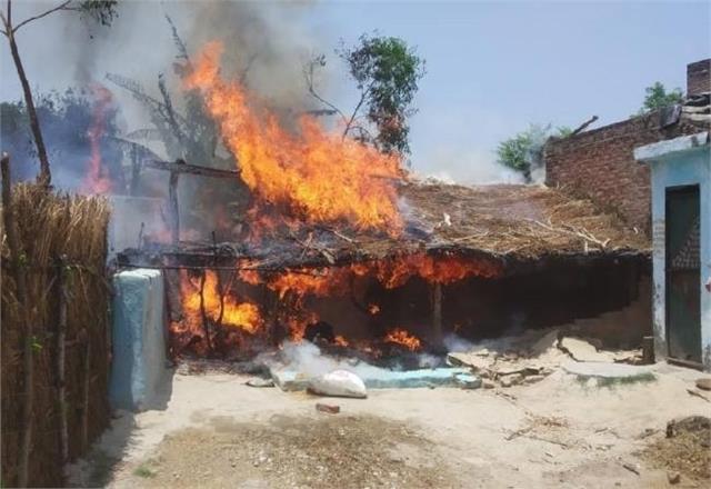 झोपड़ी में अचानक लगी आग, एक ही परिवार के 7 लोगों की मौत 