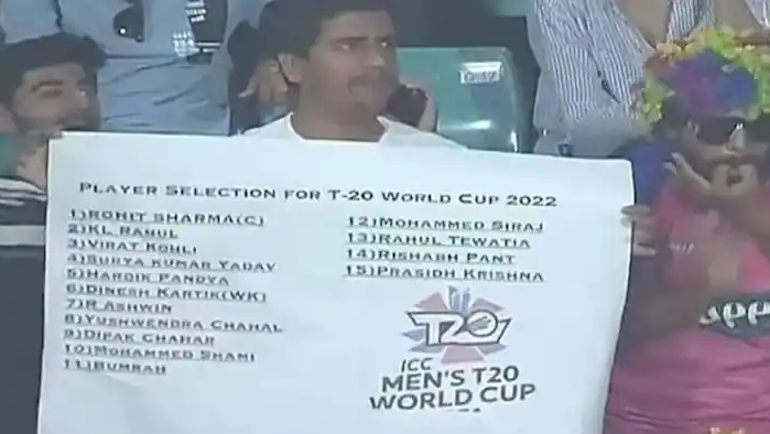  IPL के मैदान पर शख्स से चुनी अपनी T20 टीम, वायरल हुआ पोस्टर 