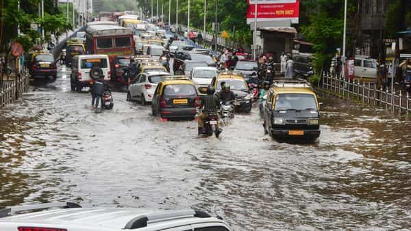  मुंबई में सुस्त पड़ी ट्रैफिक की रफ्तार, जगह-जगह जलभराव से लोग परेशान 