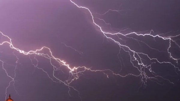 भोपाल में हो रही बारिश, बिजली गिरने से 11 लोगों की मौत