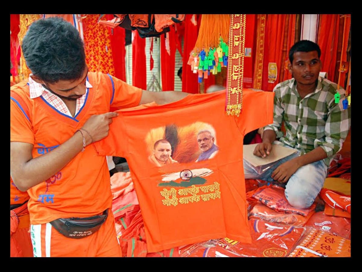  बाजारों में दिखने लगी सावन की धूम, कांवड़ियों को पसंद आ रही मोदी-योगी की प्रिंट वाली टी-शर्ट 