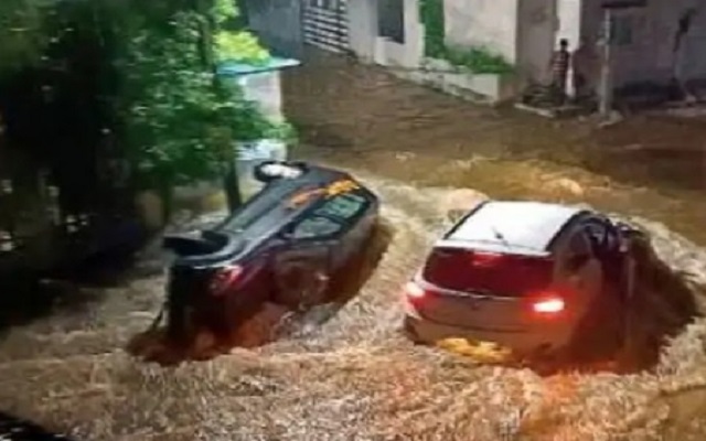 बारिश से बेहाल इंदौर, सड़कों पर बहनें लगी कार