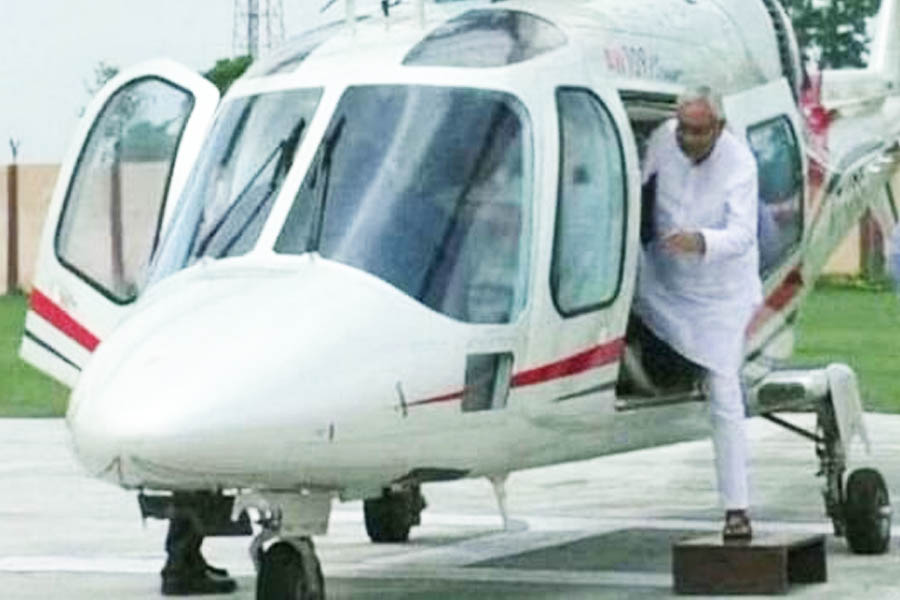नीतीश कुमार के हेलीकॉप्टर की इमरजेंसी लैंडिंग, सूखे का दौरा करने गए थे सीएम 