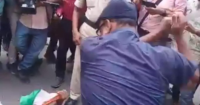  पटना पुलिस का बर्बर चेहरा, हाथों में तिरंगा लेकर प्रदर्शन कर रहे शिक्षक अभ्यार्थी को बुरी तरह पीटा 