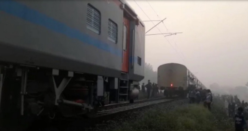  दो हिस्सों में बंट गई चलती ट्रेन, टला बड़ा हादसा