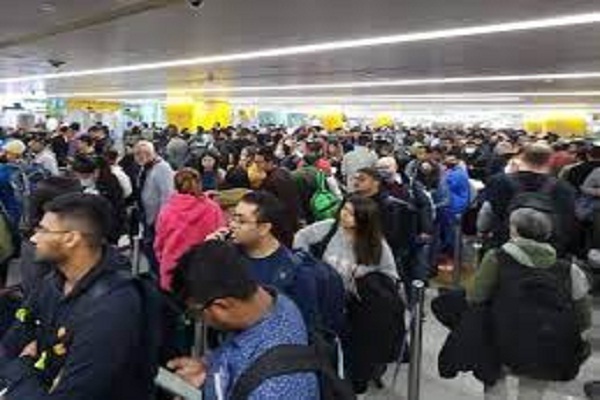  दिल्ली एयरपोर्ट पर यात्रियों की भीड़, Indigo की अपील- फ्लाइट के समय से 3.5 घंटे पहले पहुंचे